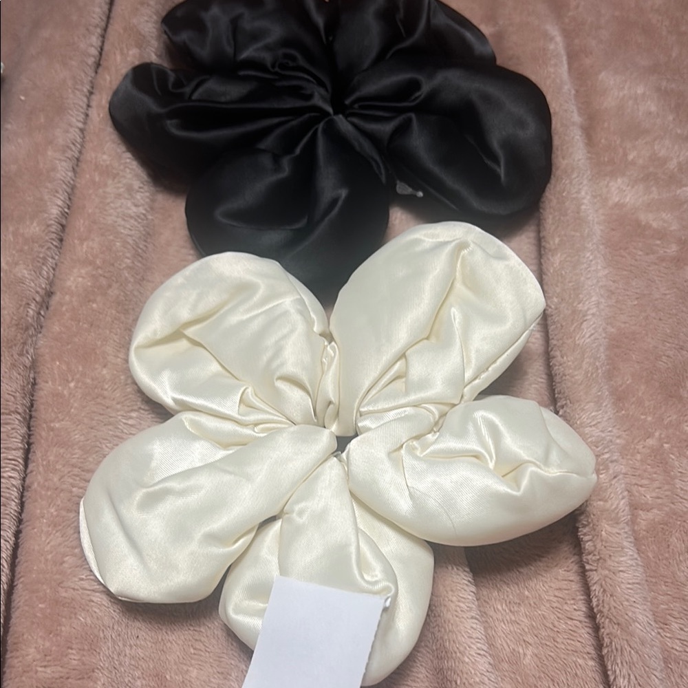 Claire's Black and Cream Floral Hair Accessories